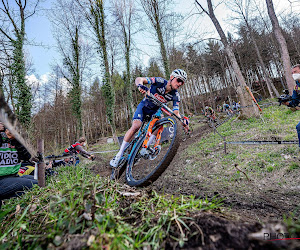 🎥 Wheelies in volle afdaling: zo voelt het dus om Mathieu van der Poel te zijn op een mountainbike