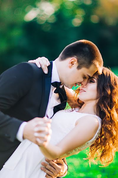 Fotógrafo de bodas Alena Zhalilova (ellyj). Foto del 14 de septiembre 2016