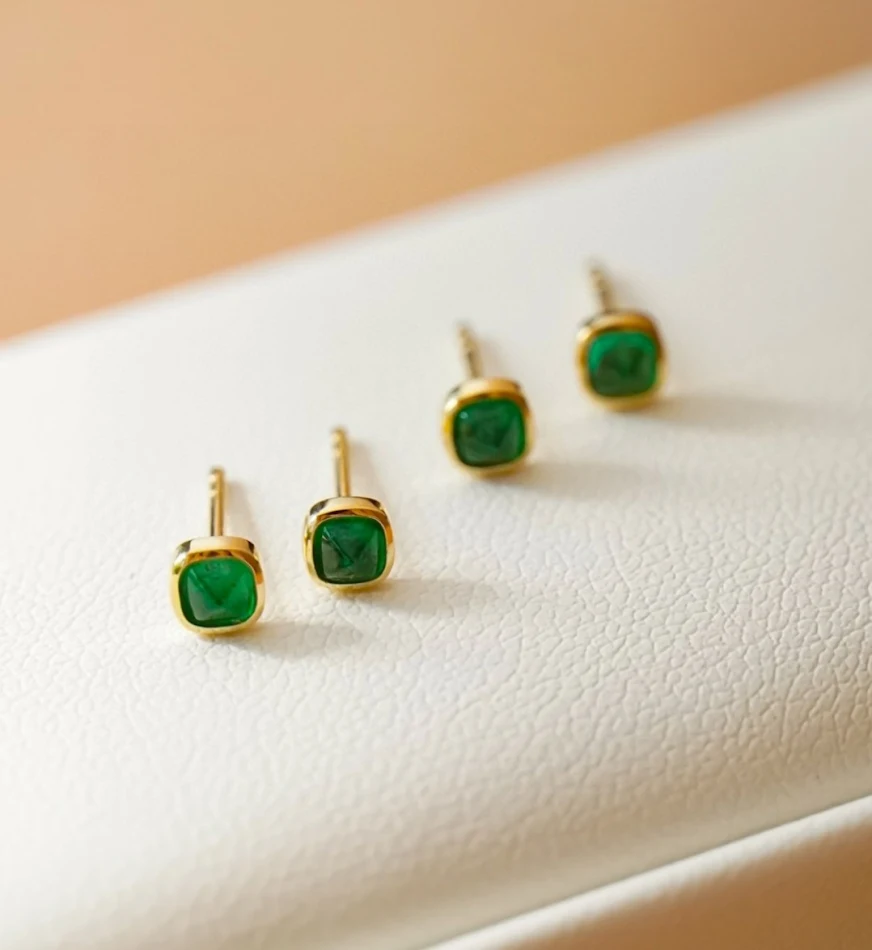 Brincos femininos com gemas coloridas e quatro garras Joia fina para mulheres Design elegante e atemporal Realce sua beleza natural e expresse sua personalidade