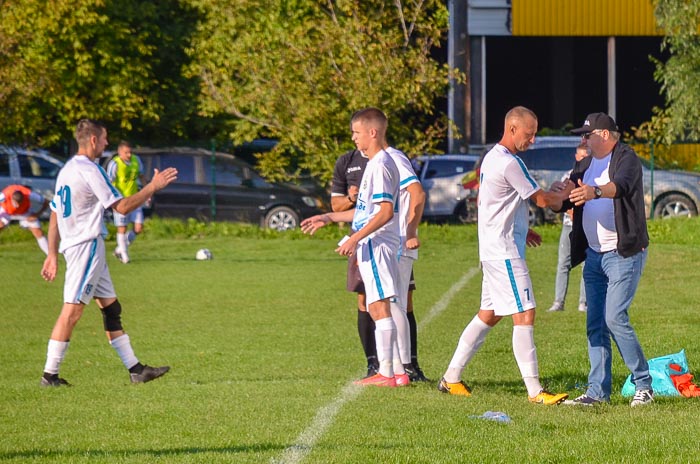 Group of people playing mini football Группа людей играющих в мини-футбол