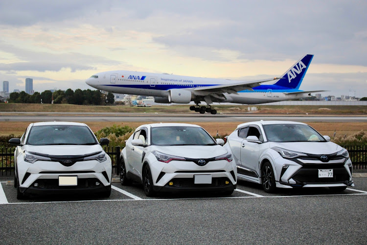 C-HRの12月もよろしくお願いします・伊丹空港・ドライブ・オフ会に関するカスタム事例の投稿画像1枚目