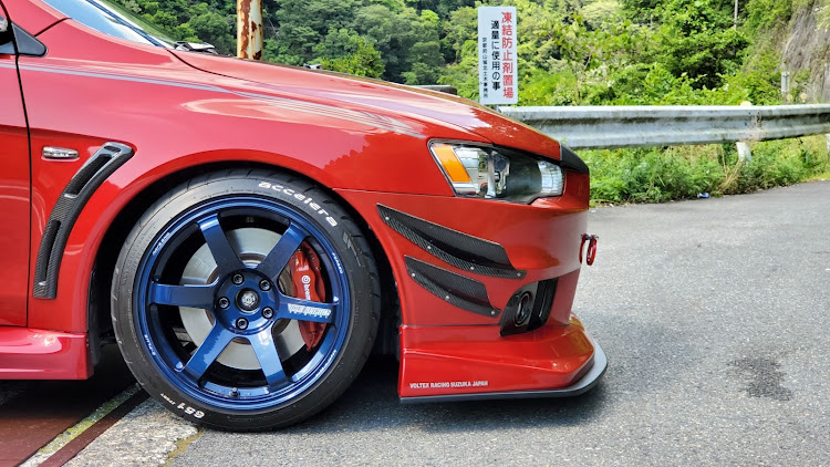 ランサーエボリューションのTE37SAGA・ノーズブラ風・カーボンシート貼り付けに関するカスタム事例の投稿画像2枚目