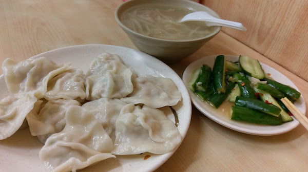 新北市中和區美食推薦餃子兄弟 餃子便宜 不沾醬就很好吃c P值高 餃子兄弟 雪人 小惡魔們在身邊 愛食記