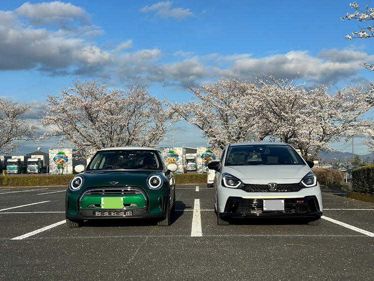 ミニ ハッチバックのフィットRS・モデューロx・ホイール・桜と愛車・オフ会に関するカスタム事例の投稿画像1枚目