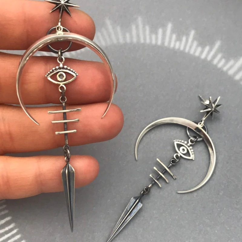Gothic Devil's Eye Punk Oorbellen Halloween Accessoires Antiek Zilveren Maan Lang Metaal voor een edgy look.
