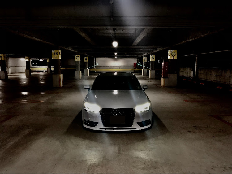 A3 スポーツバックの無駄にエアサスぷしゅぷしゅいわせちゃう系男子・A3 8V・A3スポーツバック・Audi・エアサスはいいぞ〜！に関するカスタム事例の投稿画像3枚目