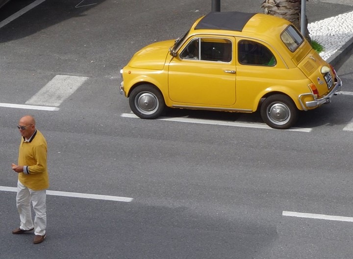 Il giallo dell'uomo in giallo con l'auto gialla di Jorjo