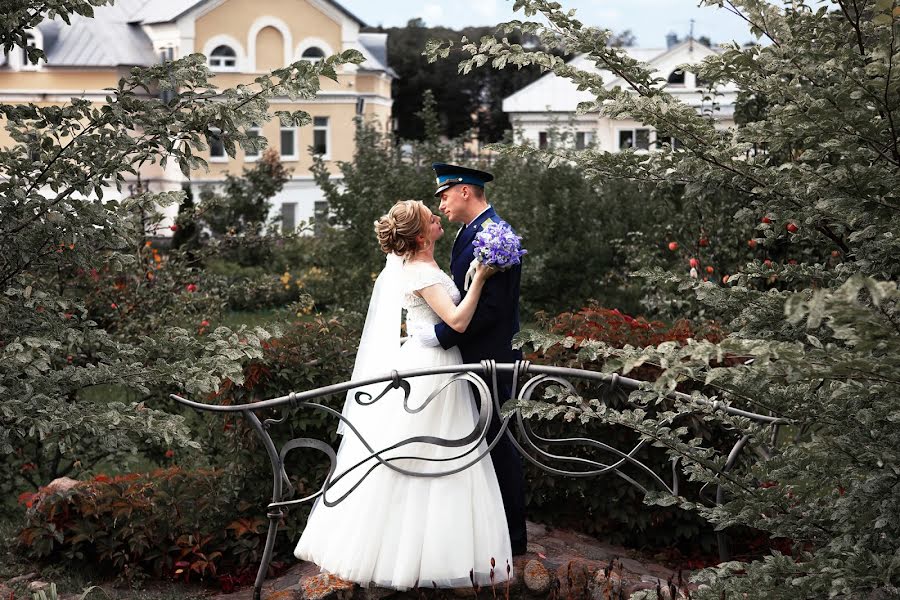 Bröllopsfotograf Olga Tkachenko (tkachenkooly). Foto av 24 april 2020