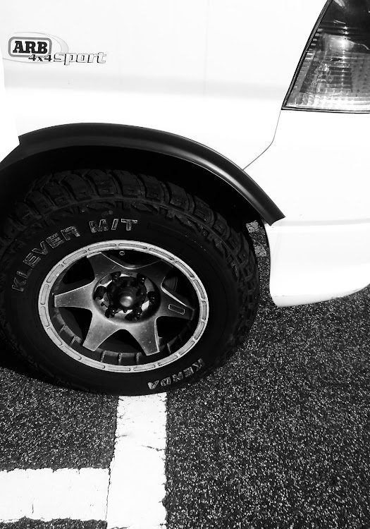 グランドハイエースのグランドハイエースロング特装・リフトアップ・オージー仕様・アゲバン・クロカン車に間違えられてる？に関するカスタム事例の投稿画像1枚目