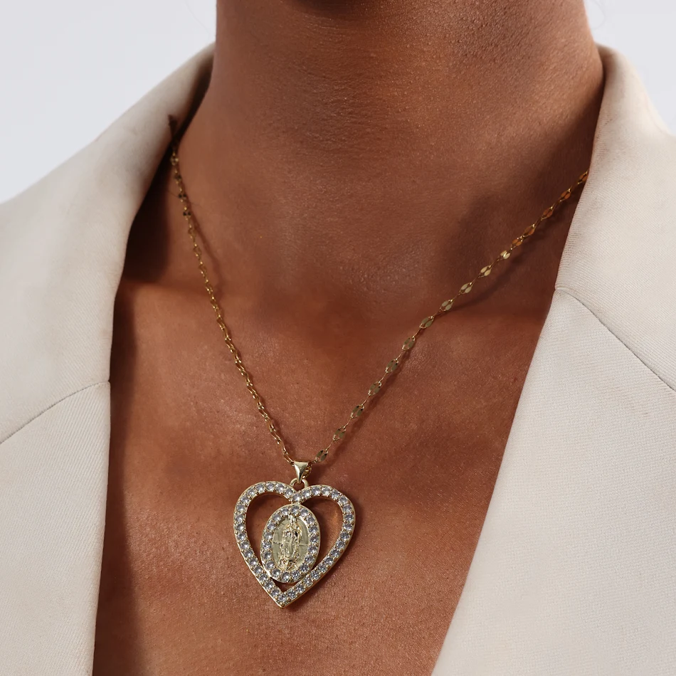 Collier de bijoux exquis avec pendentif cœur en zircone Vierge Marie, religieux et rond, un symbole de foi et d'élégance intemporelle.