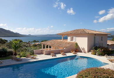 Villa avec piscine en bord de mer 2