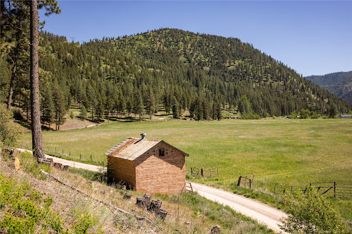 Brick house with hilly landscape in this luxury land for sale in Clinton ($650,000 - 187,410 m²)