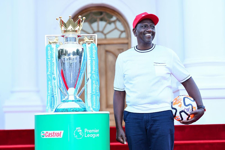 alipokea Kombe la EPL katika ikulu mnamo Septemba 3, 2023.