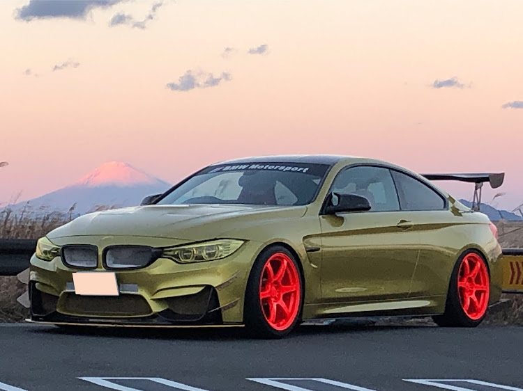 M4 クーペの12月30日、赤富士と・微妙な角度を変えて・iPhoneで素に関するカスタム事例の投稿画像3枚目