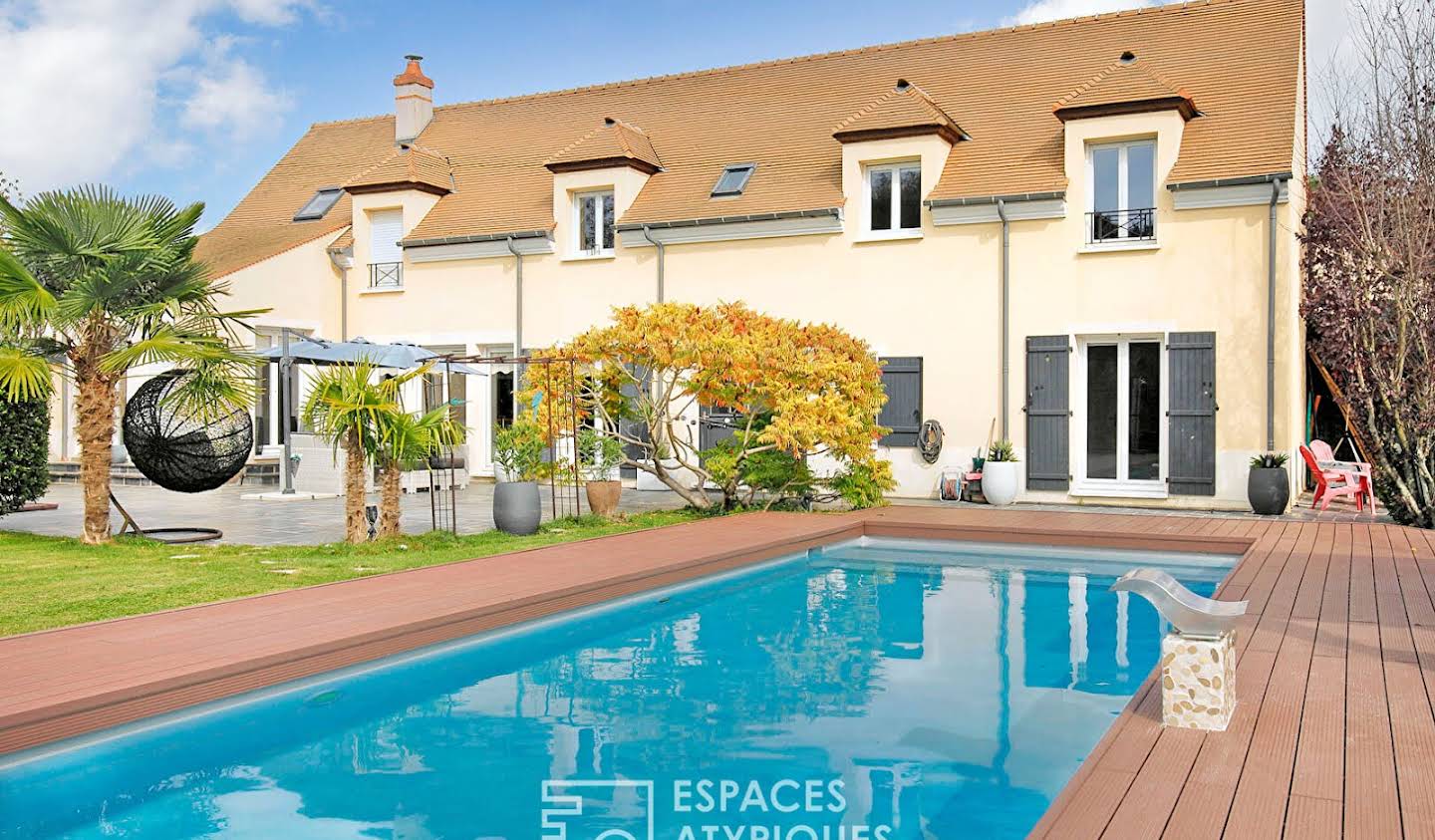 House with pool and terrace Magny-le-Hongre