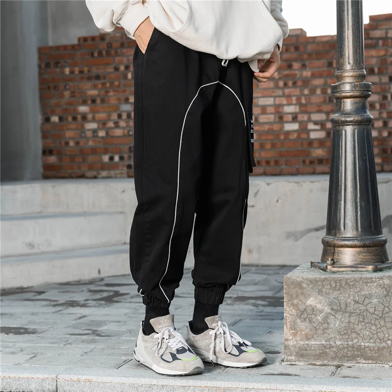 Pantaloni con piede uomo del nuovo marchio alla moda, tute perfette. Comfort e stile in un unico capo, ideali per un look casual e versatile.