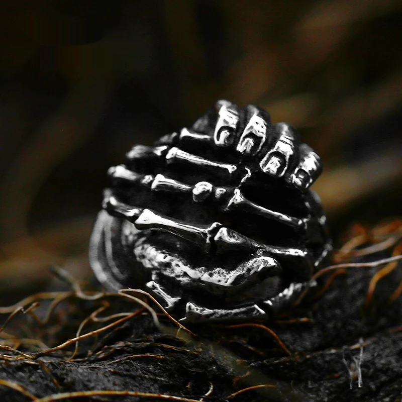 Titan-Stahl Ring im Retro-Design. Robuster Schmuck für Sie und Ihn. Ideal als stilvolles Geschenk oder täglicher Begleiter.