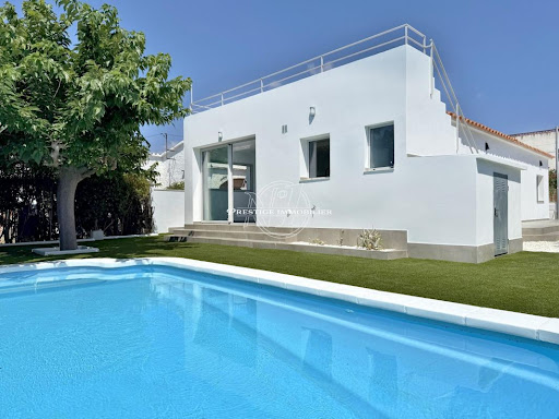 Villa avec piscine et terrasse 2