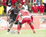 BAYEDE NKOSI: Pirates' Siphelele Mthembu faces up to Stars' Jonathan Mensah in his team's Absa Premiership 1-0 win at Ellis Park Stadium. 22/02/09. Pic. Veli Nhlapo. © Sowetan.