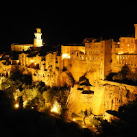 Il borgo di notte...Pitigliano. di 