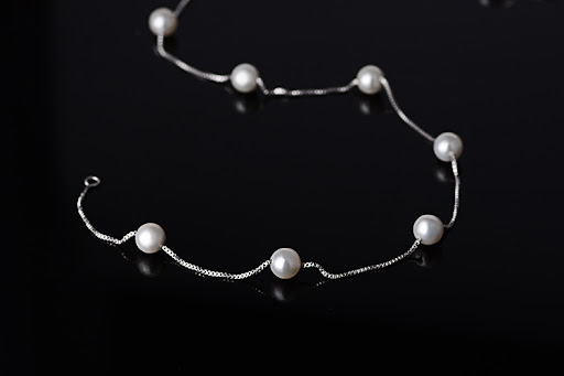 Title 2, Short pearl sweater necklace