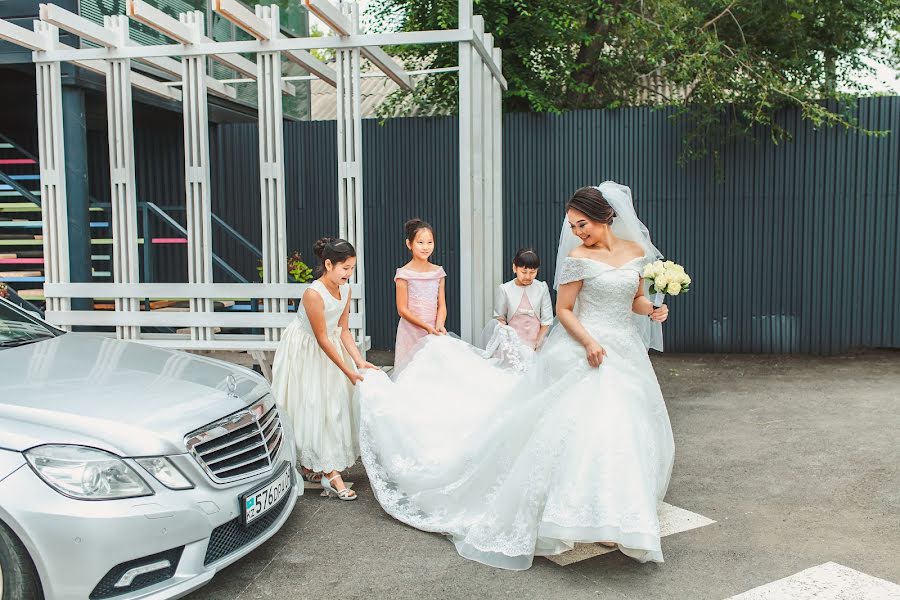 Fotógrafo de bodas Amanbol Esimkhan (amanbolast). Foto del 25 de noviembre 2017