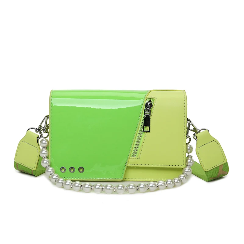 Draagbare kleine vierkante tas met brede, met kralen bezette schouderriem. Ideaal voor dagelijks gebruik en voor het meenemen van essentiële items met stijl.