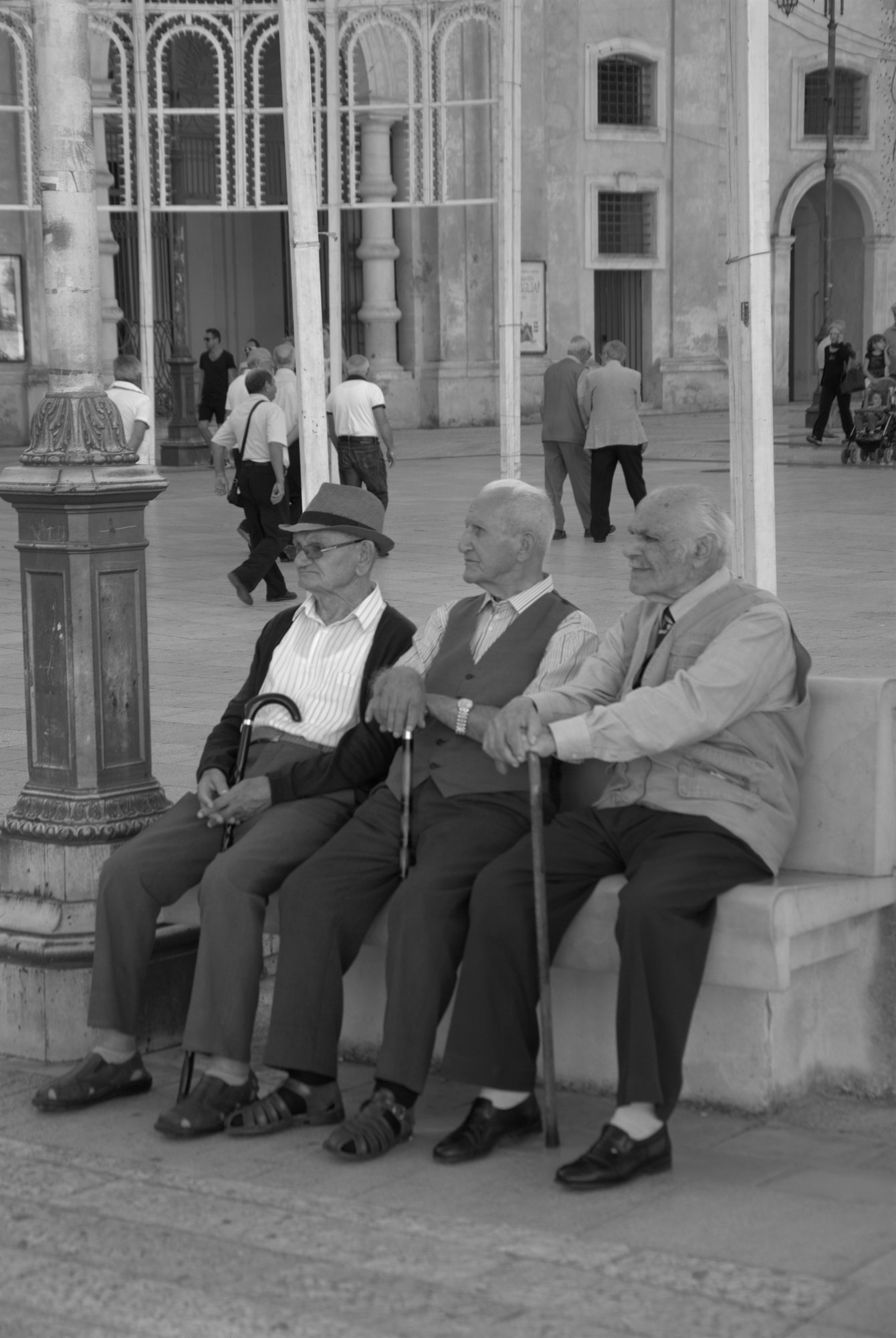 Come ogni pomeriggio guardando chi passa.... di Dama