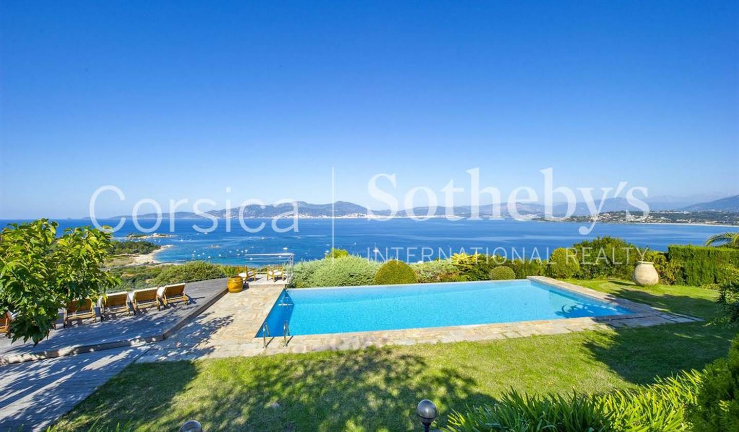 Villa avec piscine en bord de mer Ajaccio