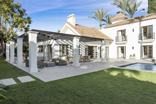 Villa with pool and terrace 5
