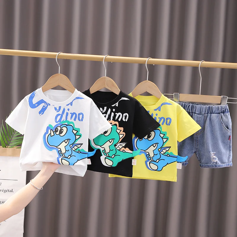 Completo maglietta dinosauro girocollo maniche corte in cotone e shorts in denim per bambini. Comfort e stile per le avventure estive.