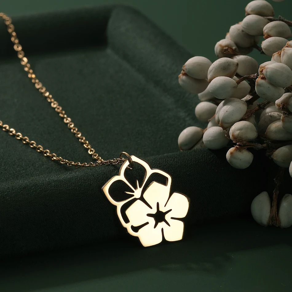Collier Fleur Punk Créatif pour Femme. Un bijou de mode audacieux et original pour affirmer votre style avec élégance et singularité.