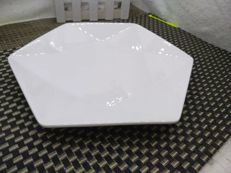 Assiettes irrégulières pour hôtels, vaisselle de caractère. Présentez vos plats avec style et améliorez l'expérience culinaire de vos clients.