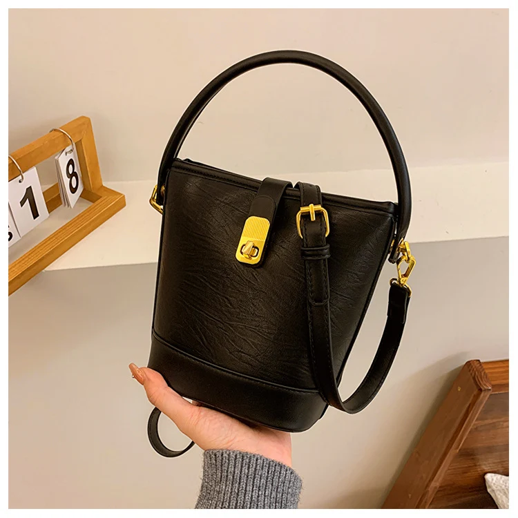Sac à main femme Rétro Simple, un accessoire de mode élégant et intemporel pour un look sophistiqué au quotidien.