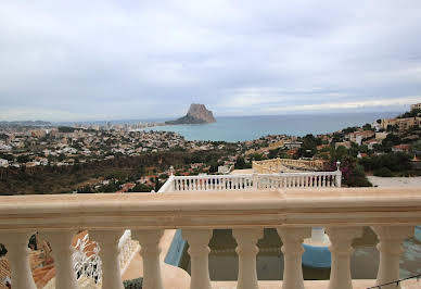 Villa avec piscine et terrasse 2