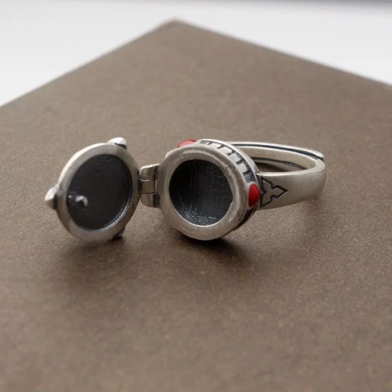 Bague Ouvrable Plaqué Or Blanc Bijoux Vintage. Un bijou unique et élégant pour conserver vos précieux souvenirs. Cadeau parfait et intemporel.