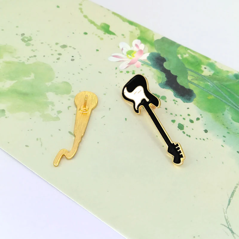 Broche de metal para microfone de guitarra rock simples. Um acessório estiloso para guitarristas e fãs de rock, perfeito para mostrar sua paixão.
