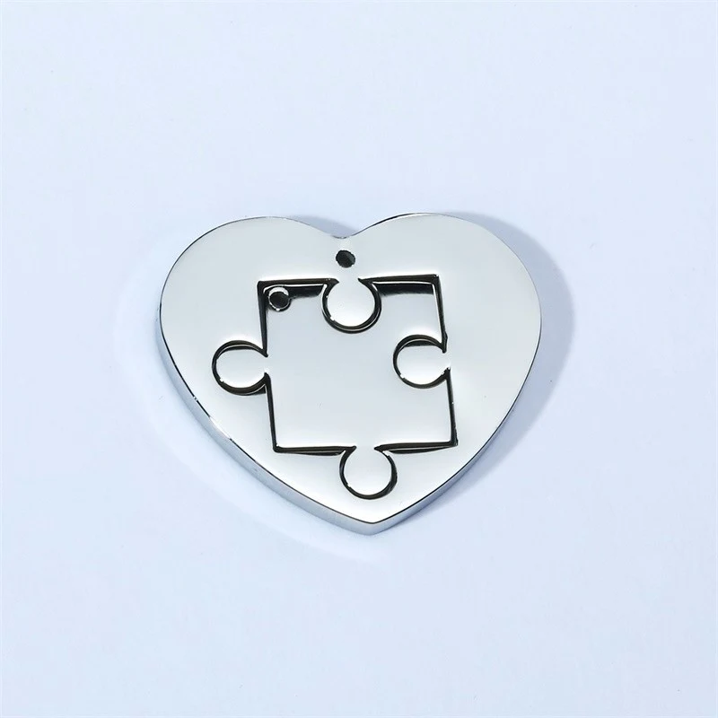 RVS hartvormige puzzel ketting voor geliefden. Een duurzaam symbool van liefde en verbinding, ideaal als cadeau voor partners.