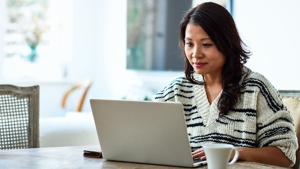 Mulher trabalhando em um laptop