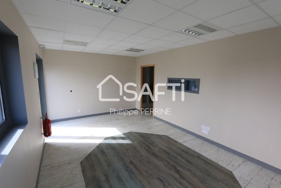 Location  locaux professionnels 6 pièces 425 m² à Douvres-la-Délivrande (14440), 3 200 €