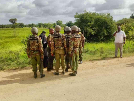 Police on Lamu-Garsen road following a heavy shootout between police and suspected al Shabaab militants, July 26, 2018. /CHETI PRAXIDES