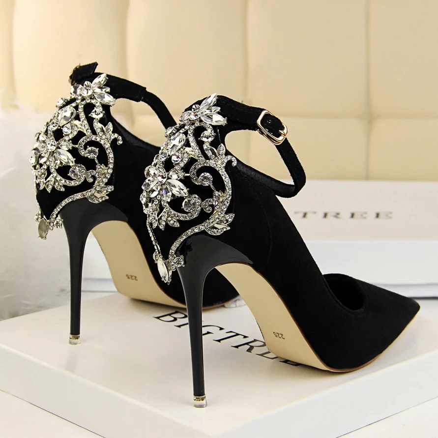 Brautschuhe mit hohem Absatz für den perfekten Auftritt. Finde elegante Designs, die Komfort bieten und deinen Hochzeitstag verschönern.