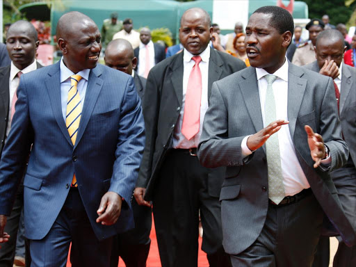 Naibu rais William Ruto (kushoto) na Waziri Peter Munya wakati wa ufunguzi wa kongamano ya uwekezaji Meru katika chuo kikuu cha KEMU. /DPPS