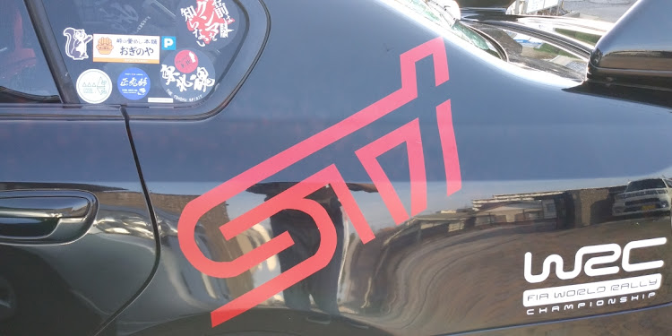 レガシィB4のステッカー自作・ステッカー貼り・STI・ステッカーチューンに関するカスタム事例の投稿画像8枚目