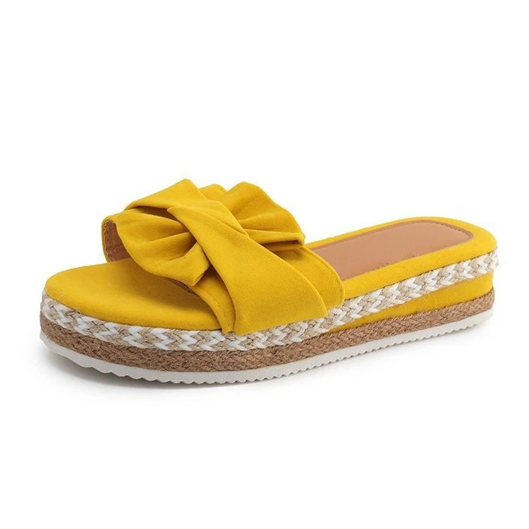 Pantoufles d'extérieur pour femmes Confort et chaleur pour vos pieds. Idéales pour se détendre en plein air. Semelles antidérapantes et durables.