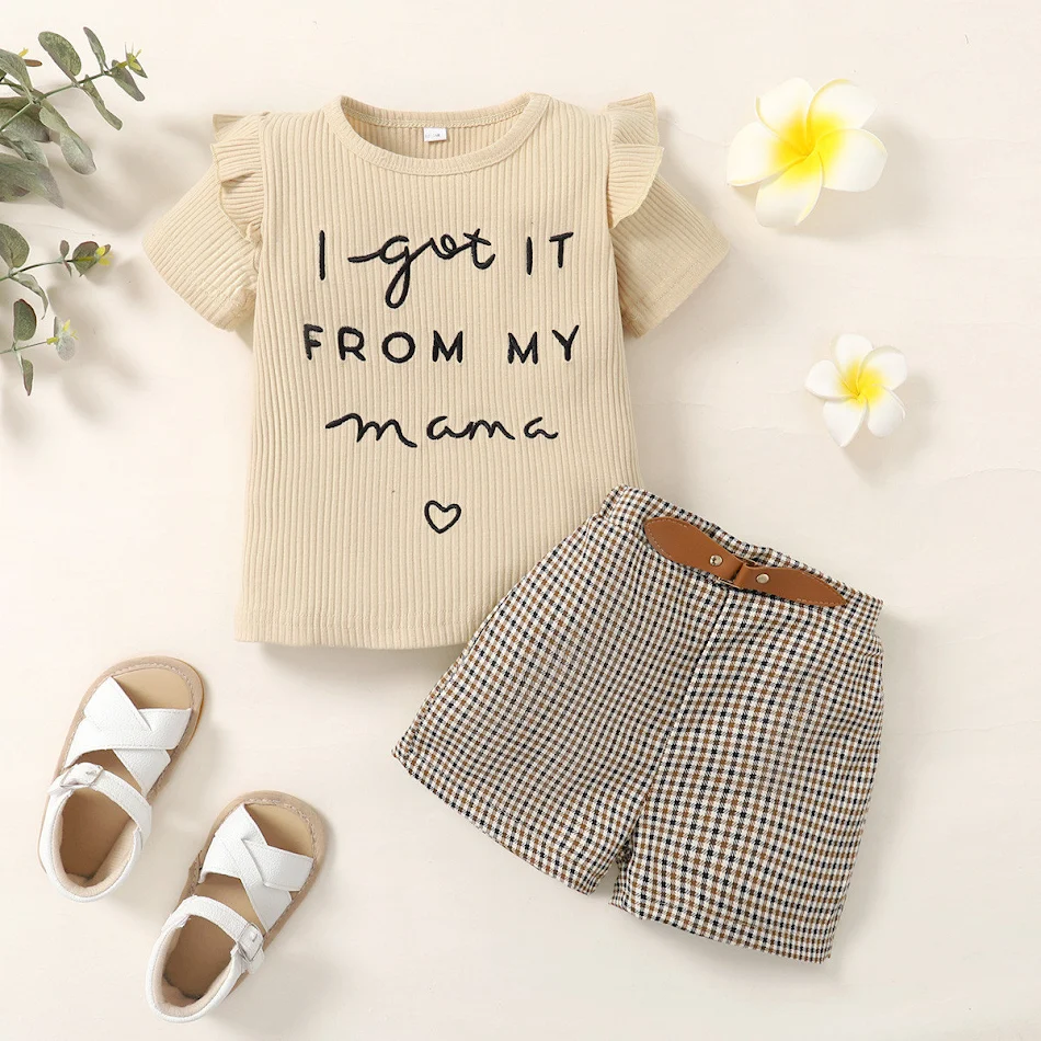 Meisjes tweedelige set met ingezonken strepen en letters, ideaal voor de zon, comfortabel en stijlvol voor de zomer.
