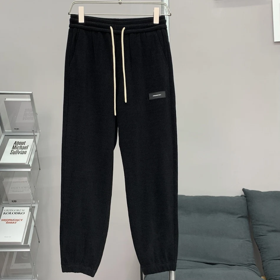 Calças de moletom de veludo cotelê com amarração no tornozelo plus size, combinam com tudo. Conforto e estilo para um visual despojado.