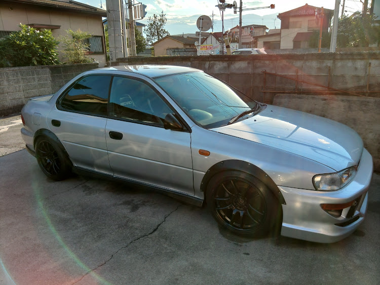 インプレッサ WRXの今日は洗車日・シルバーは洗車しても変わらない・ガレージが欲しいに関するカスタム事例の投稿画像2枚目