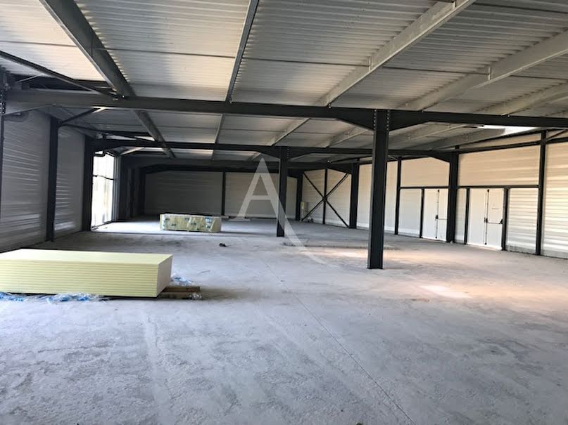 Location  locaux professionnels 4 pièces 195 m² à Echillais (17620), 1 414 €