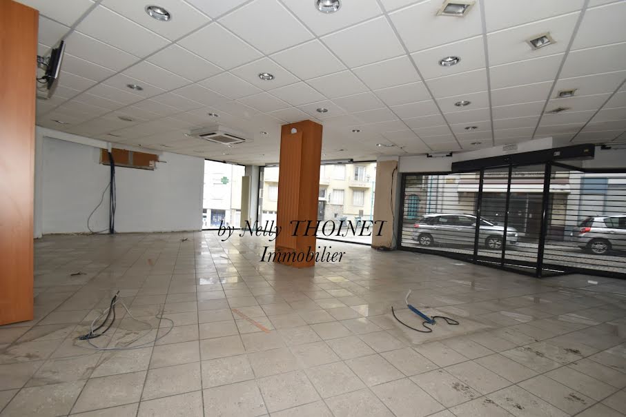 Location  locaux professionnels 3 pièces 180 m² à Royat (63130), 1 500 €